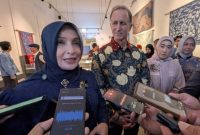 Wakil Wali Kota Pekalongan Balqis Diab saat mendampingi Duta Besar Kerajaan Belanda Marc Gerritsen di ruang pamer Museum Batik, Jumat (23/10/26).