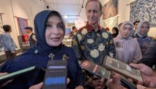 Wakil Wali Kota Pekalongan Balqis Diab saat mendampingi Duta Besar Kerajaan Belanda Marc Gerritsen di ruang pamer Museum Batik, Jumat (23/10/26).