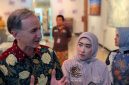 Duta Besar Kerajaan Belanda Marc Gerritsen didampingi Ketua Dekranasda Kota Pekalongan Inggit Soraya menyampaikan pujiannya saat melihat langsung ruang pamer Green Batik di Museum Batik Pekalongan, Jumat (23/10/26) malam.