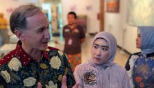 Duta Besar Kerajaan Belanda Marc Gerritsen didampingi Ketua Dekranasda Kota Pekalongan Inggit Soraya menyampaikan pujiannya saat melihat langsung ruang pamer Green Batik di Museum Batik Pekalongan, Jumat (23/10/26) malam.