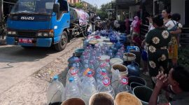 Pemda Pekalongan masih terus mengirim bantuan air bersih ke wilayah terdampak kekeringan yang makin meluas, Sabtu (24/10/26). Foto: dok istimewa