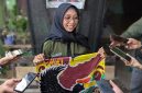 Raya Salsabil Azis memperlihatkan kain batik karyanya saat ditemui di kediamannya, Jumat (25/10/26).