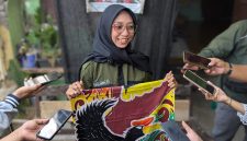 Raya Salsabil Azis memperlihatkan kain batik karyanya saat ditemui di kediamannya, Jumat (25/10/26).