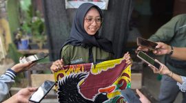 Raya Salsabil Azis memperlihatkan kain batik karyanya saat ditemui di kediamannya, Jumat (25/10/26).