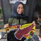 Raya Salsabil Azis memperlihatkan kain batik karyanya saat ditemui di kediamannya, Jumat (25/10/26).
