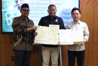 Penandatanganan MoU oleh Bupati Batang M. Faiz Kurniawan, Rektor Undip Suharnomo, Chief Operating Officer PT Bhimasena Power Indonesia Naofumi Yasuda, Senin (26/10/26). Foto: dik istimewa