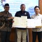 Penandatanganan MoU oleh Bupati Batang M. Faiz Kurniawan, Rektor Undip Suharnomo, Chief Operating Officer PT Bhimasena Power Indonesia Naofumi Yasuda, Senin (26/10/26). Foto: dik istimewa