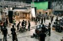 Kesibukan kru dalam produksi film di sebuah studio besar. Foto: Ilustrasi AI