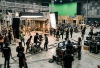 Kesibukan kru dalam produksi film di sebuah studio besar. Foto: Ilustrasi AI