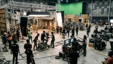Kesibukan kru dalam produksi film di sebuah studio besar. Foto: Ilustrasi AI