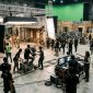 Kesibukan kru dalam produksi film di sebuah studio besar. Foto: Ilustrasi AI