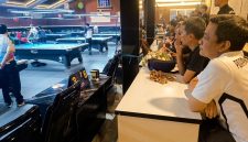 Wali Kota Pekalongan Afzan Arslan Djunaid saat menyaksikan langsung atlet cabor billiar di Kabupaten Semarang, Selasa (27/10/26). Foto: dok Istimewa