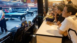 Wali Kota Pekalongan Afzan Arslan Djunaid saat menyaksikan langsung atlet cabor billiar di Kabupaten Semarang, Selasa (27/10/26). Foto: dok Istimewa