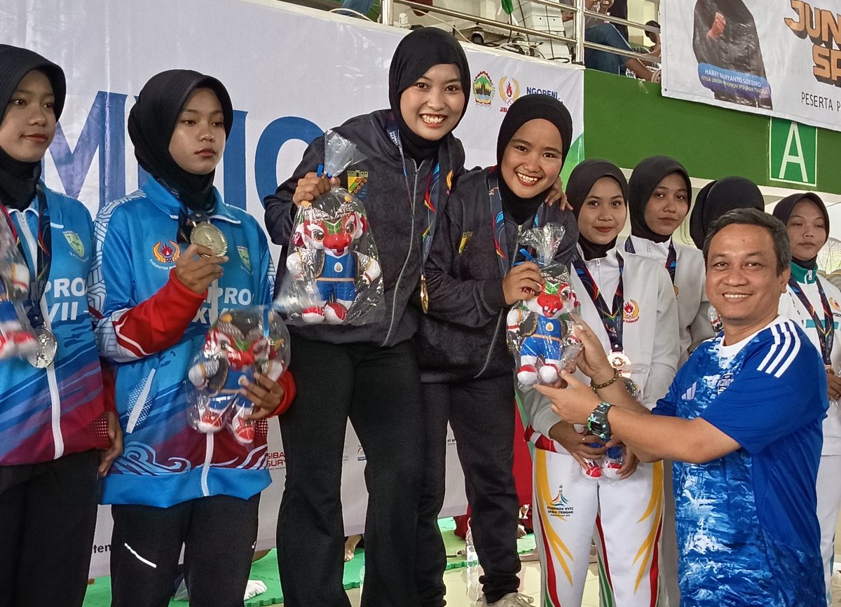 Wali Kota Pekalongan Afzan Arslan Djunaid yang datang langsung ke lokasi tanding untuk mendukung atlet yang berlaga terlihat sumringah setelah cabor pencak silat memborong tiga medali di tiga katagori dalam Porprov Jateng, Rabu (28/10/26). Foto: dok istimewa
