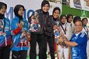 Wali Kota Pekalongan Afzan Arslan Djunaid yang datang langsung ke lokasi tanding untuk mendukung atlet yang berlaga terlihat sumringah setelah cabor pencak silat memborong tiga medali di tiga katagori dalam Porprov Jateng, Rabu (28/10/26). Foto: dok istimewa