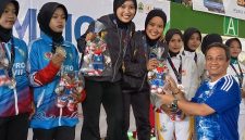Wali Kota Pekalongan Afzan Arslan Djunaid yang datang langsung ke lokasi tanding untuk mendukung atlet yang berlaga terlihat sumringah setelah cabor pencak silat memborong tiga medali di tiga katagori dalam Porprov Jateng, Rabu (28/10/26). Foto: dok istimewa