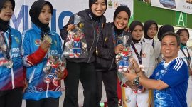 Wali Kota Pekalongan Afzan Arslan Djunaid yang datang langsung ke lokasi tanding untuk mendukung atlet yang berlaga terlihat sumringah setelah cabor pencak silat memborong tiga medali di tiga katagori dalam Porprov Jateng, Rabu (28/10/26). Foto: dok istimewa