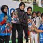 Wali Kota Pekalongan Afzan Arslan Djunaid yang datang langsung ke lokasi tanding untuk mendukung atlet yang berlaga terlihat sumringah setelah cabor pencak silat memborong tiga medali di tiga katagori dalam Porprov Jateng, Rabu (28/10/26). Foto: dok istimewa