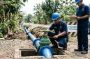 Petugas Perumdam Tirta Kajen menemukan adanya udara yang terperangkap dalam pipa akibat ruang kosong yang tercipta dari turunnya tekanan debit air sehingga dilakukan perawatan air valve, Kamis (29/10/26). Foto: Ilustrasi AI