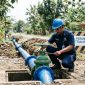 Petugas Perumdam Tirta Kajen menemukan adanya udara yang terperangkap dalam pipa akibat ruang kosong yang tercipta dari turunnya tekanan debit air sehingga dilakukan perawatan air valve, Kamis (29/10/26). Foto: Ilustrasi AI