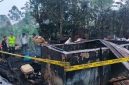 Polisi memasang garis kuning di lokasi kejadian kebakaran yang menyebabkan lansia warga Desa Panakir tewas terpanggang saat tertidur pulas, Kamis (29/10/26). Foto: dok istimewa