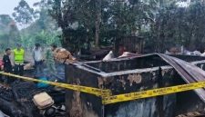 Polisi memasang garis kuning di lokasi kejadian kebakaran yang menyebabkan lansia warga Desa Panakir tewas terpanggang saat tertidur pulas, Kamis (29/10/26). Foto: dok istimewa