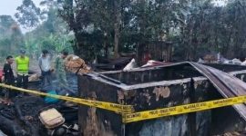Polisi memasang garis kuning di lokasi kejadian kebakaran yang menyebabkan lansia warga Desa Panakir tewas terpanggang saat tertidur pulas, Kamis (29/10/26). Foto: dok istimewa