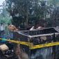 Polisi memasang garis kuning di lokasi kejadian kebakaran yang menyebabkan lansia warga Desa Panakir tewas terpanggang saat tertidur pulas, Kamis (29/10/26). Foto: dok istimewa