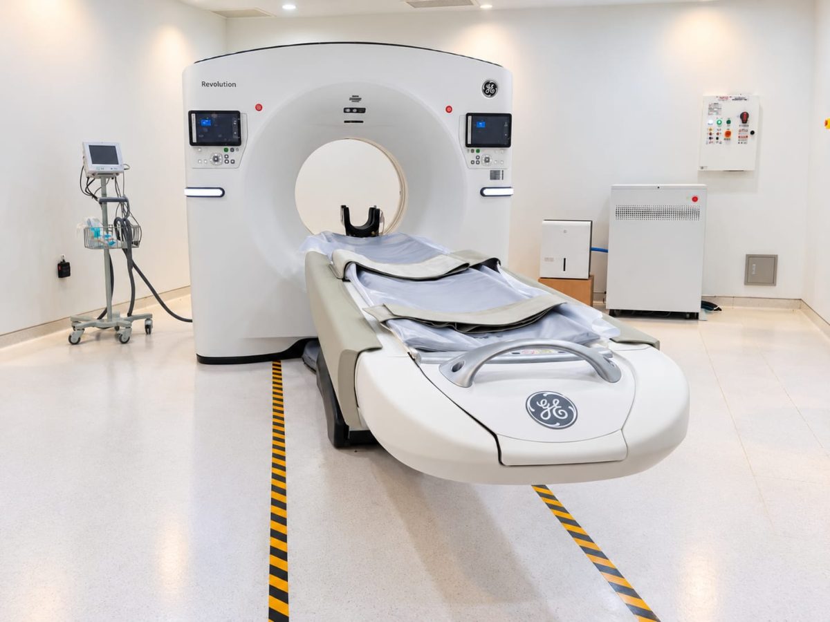 Alat CT Scan 64 Slice di ruang pemeriksaan radiologi RSUD Bendan Kota Pekalongan untuk mendukung diagnosis stroke dan berbagai kondisi medis yang membutuhkan pemeriksaan cepat. Layanan ini ditargetkan dapat melayani pasien BPJS Kesehatan mulai 1 November 2026 setelah persetujuan BPJS selesai. (foto: dok istimewa/AI)