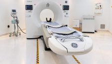 Alat CT Scan 64 Slice di ruang pemeriksaan radiologi RSUD Bendan Kota Pekalongan untuk mendukung diagnosis stroke dan berbagai kondisi medis yang membutuhkan pemeriksaan cepat. Layanan ini ditargetkan dapat melayani pasien BPJS Kesehatan mulai 1 November 2026 setelah persetujuan BPJS selesai. (foto: dok istimewa/AI)