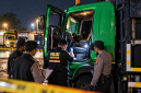 Petugas melakukan pemeriksaan di dalam kabin truk Hino yang dikemudikan Misru (59), sopir asal Kabupaten Lumajang, Jawa Timur, yang ditemukan meninggal dunia di pangkalan truk tepi Jalur Pantura, Desa Siwalan, Kabupaten Pekalongan, Kamis (29/10/2026) malam. (foto: ilustrasi AI)