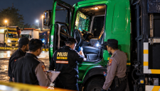 Petugas melakukan pemeriksaan di dalam kabin truk Hino yang dikemudikan Misru (59), sopir asal Kabupaten Lumajang, Jawa Timur, yang ditemukan meninggal dunia di pangkalan truk tepi Jalur Pantura, Desa Siwalan, Kabupaten Pekalongan, Kamis (29/10/2026) malam. (foto: ilustrasi AI)