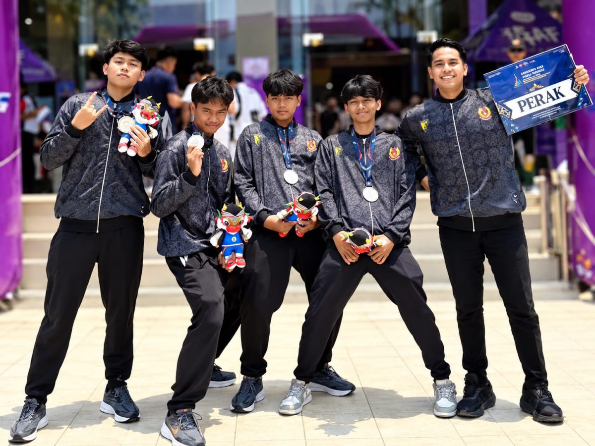 Atlet Esports Kota Pekalongan berpose bersama medali perak yang diraih pada nomor Free Fire beregu dalam Porprov Jawa Tengah 2026 di Kendal, 26–29 Oktober 2026. Prestasi ini menjadi hasil perjuangan tim dalam menghadapi persaingan antardaerah, Jumat (30/10/26). (foto: dok istimewa/AI)