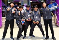 Atlet Esports Kota Pekalongan berpose bersama medali perak yang diraih pada nomor Free Fire beregu dalam Porprov Jawa Tengah 2026 di Kendal, 26–29 Oktober 2026. Prestasi ini menjadi hasil perjuangan tim dalam menghadapi persaingan antardaerah, Jumat (30/10/26). (foto: dok istimewa/AI)