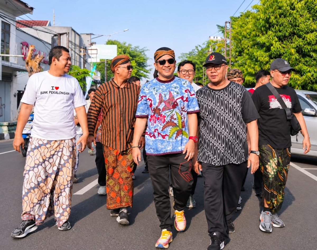 Wali Kota Pekalongan Afzan Arslan Djunaid (tengah) bersama peserta mengikuti Fun Walk dalam rangkaian peringatan Hari Batik di kawasan Kampung Batik Pesindon, Sabtu (31/10/26). Foto: dok istimewa/AI