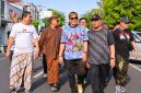 Wali Kota Pekalongan Afzan Arslan Djunaid (tengah) bersama peserta mengikuti Fun Walk dalam rangkaian peringatan Hari Batik di kawasan Kampung Batik Pesindon, Sabtu (31/10/26). Foto: dok istimewa/AI