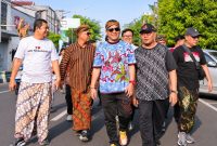 Wali Kota Pekalongan Afzan Arslan Djunaid (tengah) bersama peserta mengikuti Fun Walk dalam rangkaian peringatan Hari Batik di kawasan Kampung Batik Pesindon, Sabtu (31/10/26). Foto: dok istimewa/AI