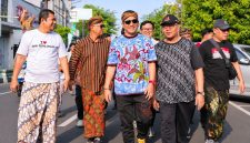 Wali Kota Pekalongan Afzan Arslan Djunaid (tengah) bersama peserta mengikuti Fun Walk dalam rangkaian peringatan Hari Batik di kawasan Kampung Batik Pesindon, Sabtu (31/10/26). Foto: dok istimewa/AI